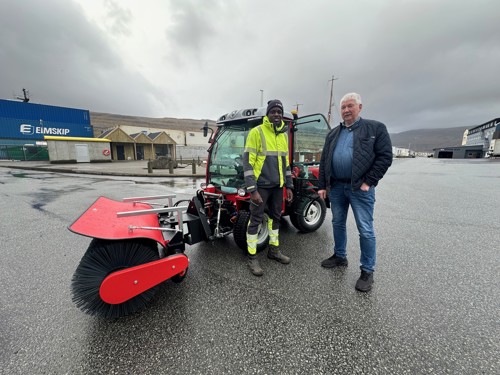Mynd av Kristin Michelsen, borgarstjóri og Samudeen Musah, starvsfólk á teknisku deild