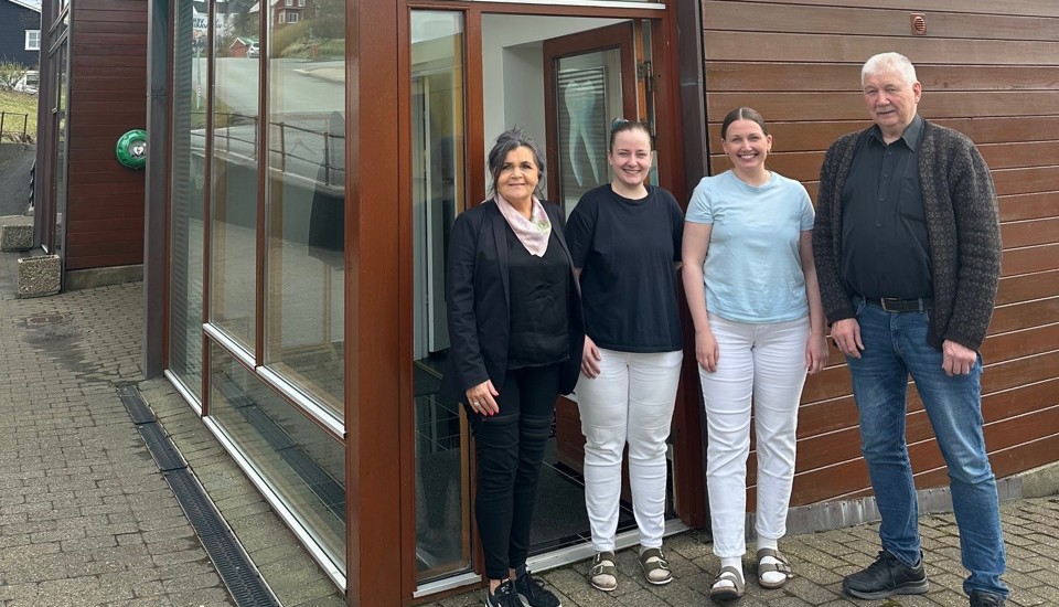 Rakul Mikkjalsdóttir sertannlækni hevur havt sín fyrsta starvsdag hjá Tvøroyrar kommunu – borgarstjórin og forkvinna í sosialu nevnd vitjaðu stovnin